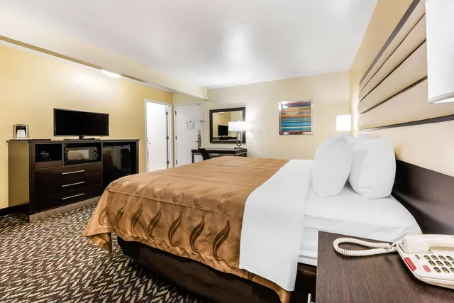 غرفة بسرير كينج لذوي الإعاقة، Quality Inn & Suites Capitola By The Sea 3/3
