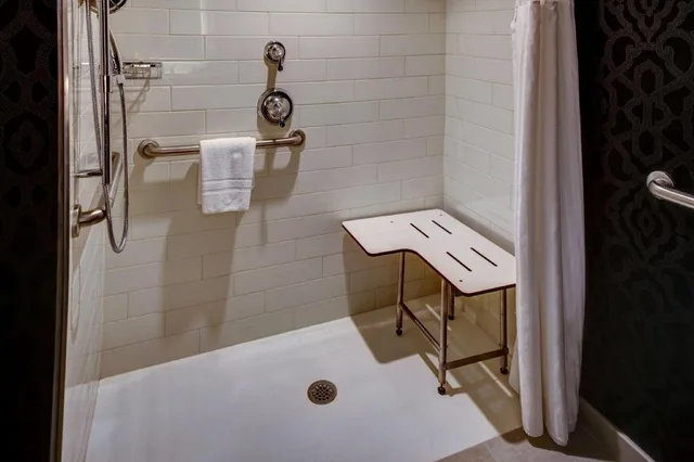 جناح بسريرين مزدوجين بغرفة نوم واحدة مع أريكة لذوي الإعاقة، Embassy Suites Williamsburg 2/2