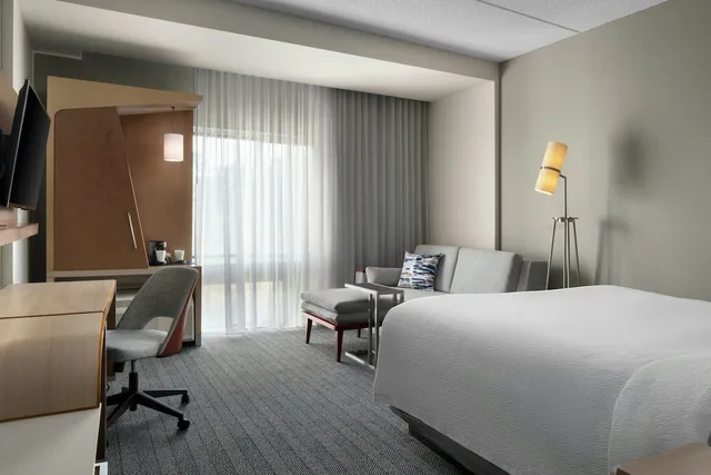 غرفة بسرير كينج مع أريكة، Courtyard By Marriott Fayetteville Fort Bragg Spring Lake 4/10