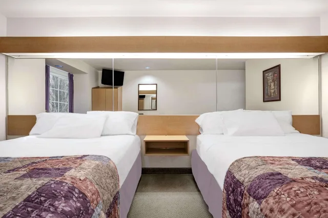 غرفة قياسية بسريرين كوين، Microtel Inn & Suites by Wyndham Mankato 2/3