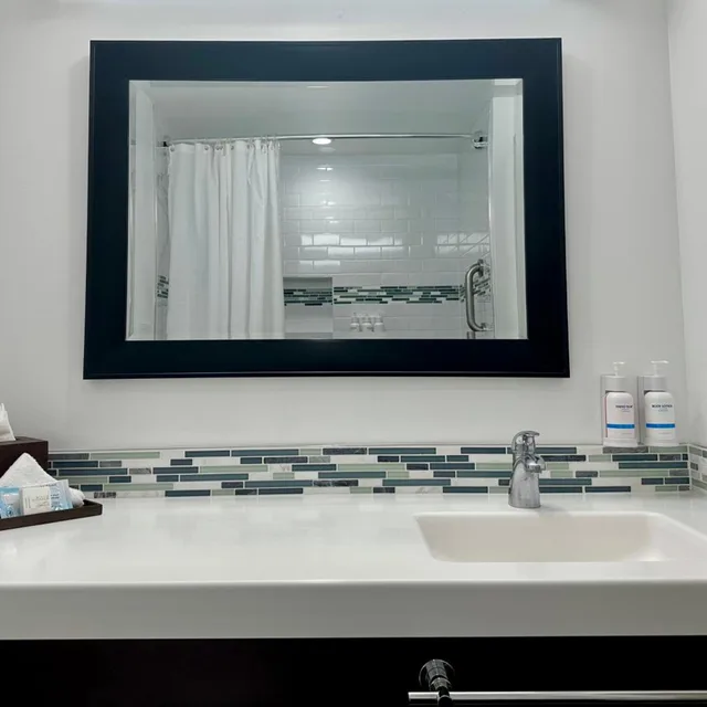 Executive, 2 Queen Beds, Hot Tub, Balcony, Pacific Inn 2/6