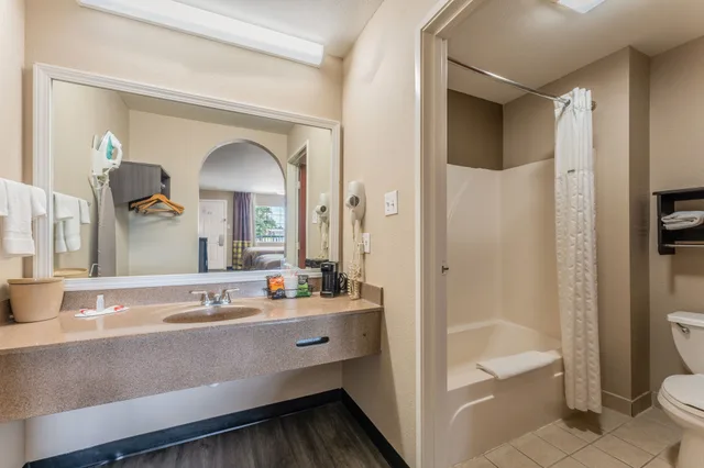 غرفة قياسية بسريرين كوين، Super 8 By Wyndham Lake Charles Northeast 4/5