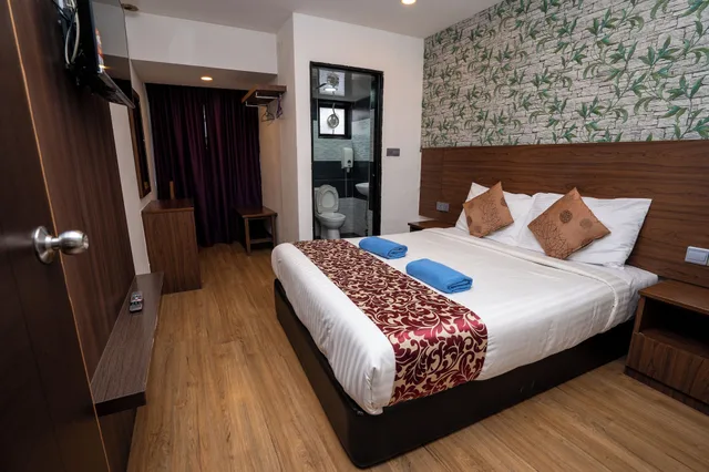 غرفة قياسية بسرير كوين، Highlanders Hotel 1/1