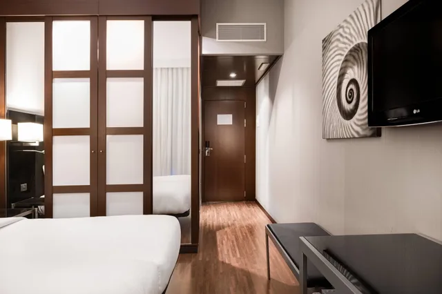 غرفة بسريرين منفصلين بإطلالة على البحر، Ac Hotel Palacio Universal 2/3