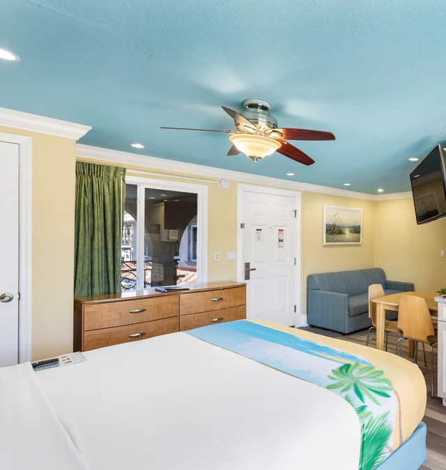 Room, Futon Bed, Queen Bed, Bay Front, Sofa، Bay Palms Waterfront Resort - Hotel and Marina 1/4
