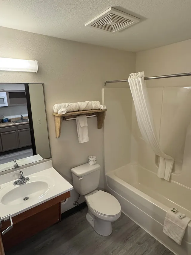 Efficiency, King Bed، Baymont by Wyndham Dickinson 4/4