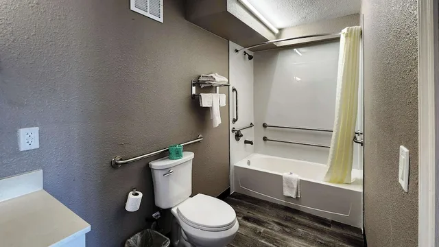 غرفة قياسية بسرير كينج لذوي الإعاقة، Studio6 Alvin, TX 4/4