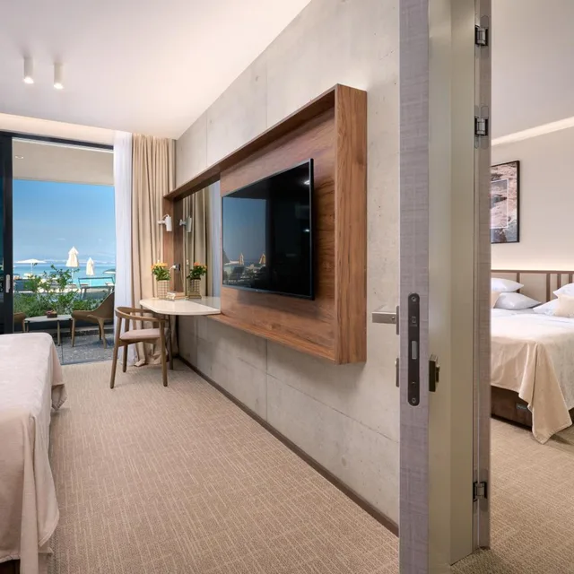 غرفة متصلة سوبيريور عائلية بإطلالة على البحر بشرفة، Grand Hotel View 4/6