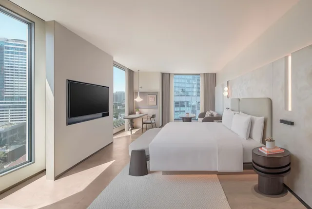 غرفة ركنية بسريرين كينج بغرفتي نوم، KROMO Bangkok, Curio Collection by Hilton 3/10