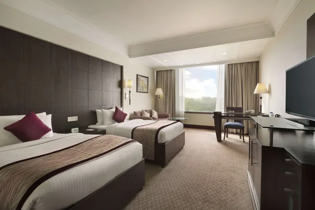 غرفة سوبيريور بسريرين منفصلين، Ramada Plaza by Wyndham JHV Varanasi 4/6