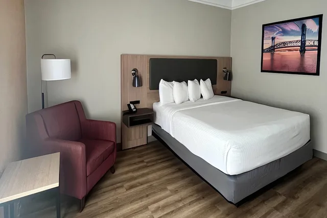 غرفة بسرير كينج لذوي الإعاقة، La Quinta Inn & Suites by Wyndham Jacksonville Butler Blvd 8/10
