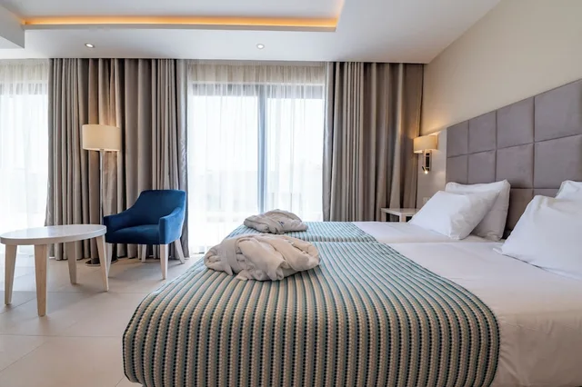 غرفة ديلوكس بسريرين منفصلين بشرفة، Maritim Antonine Hotel and Spa Malta 4/10