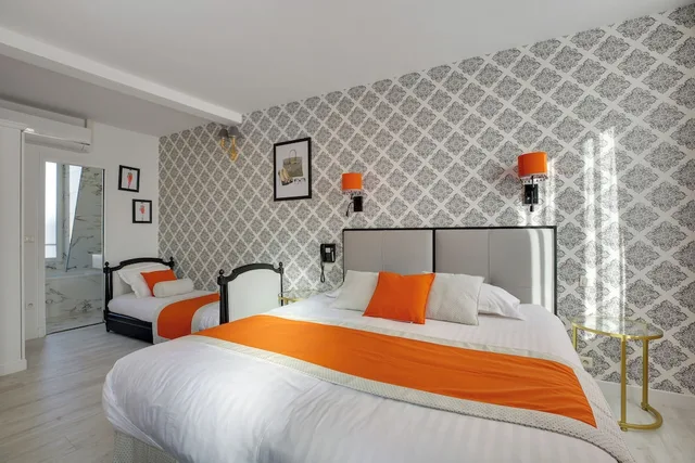 غرفة ديلوكس ثلاثية بسرير مزدوج وسرير فردي بإطلالة على المدينة، Hotel Riviera Elysees 1/10