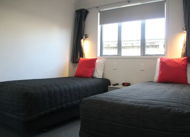 شقة بسرير كينج وثلاثة أسرّة بغرفتي نوم، Pukekura Motor Lodge 1/2