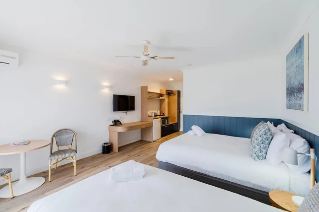 غرفة بسرير كينج، The Quarters Ascend Hotel Collection 1/3