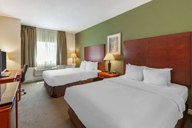 غرفة بزنس بسرير كينج وسريرين كوين، Comfort Inn & Suites Thousand Islands Harbour District 1/9
