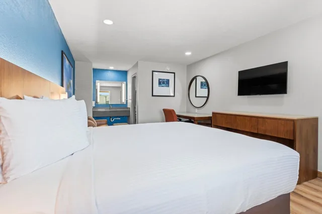 غرفة بسرير كينج، Econo Lodge Inn & Suites Sealy 1/10