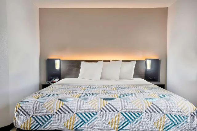 غرفة قياسية بسرير كينج، Motel6 Benbrook, TX - Fort Worth 3/6