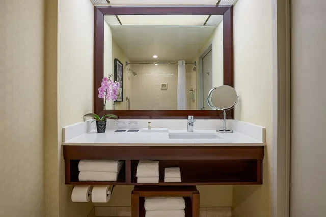 Guest Room, King Bed, Club Lounge Access, Club Floor، Renaissance Los Angeles Airport Hotel 7/10