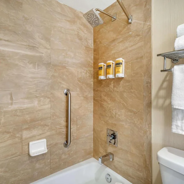 غرفة بسريرين كوين بإطلالة على الفناء، Best Western Plus Carpinteria Inn 10/10