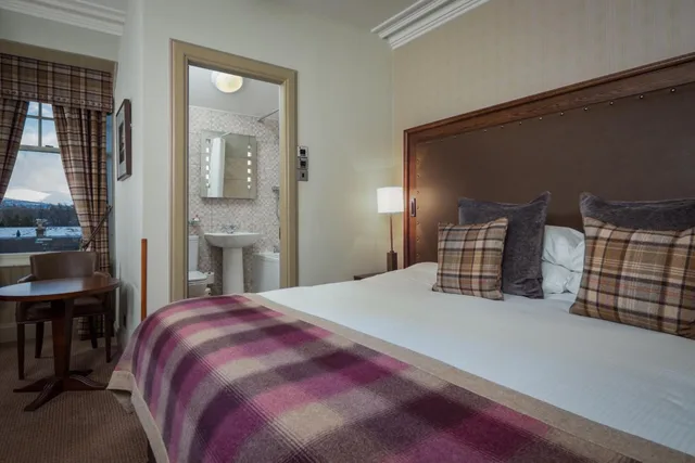 Guest Room, King Bed, Cairngorm Hotel 3/5