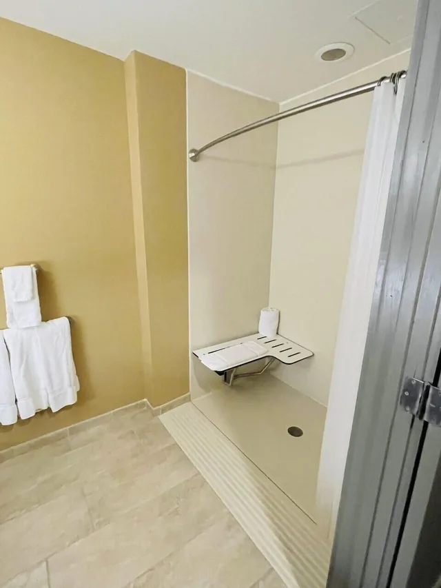 غرفة ديلوكس بسريرين مزدوجين لذوي الإعاقة، Greenville Inn Suites 5/6