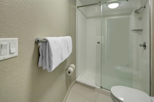 جناح بسرير كينج مع أريكة لذوي الإعاقة، SpringHill Suites Port St. Lucie 2/2