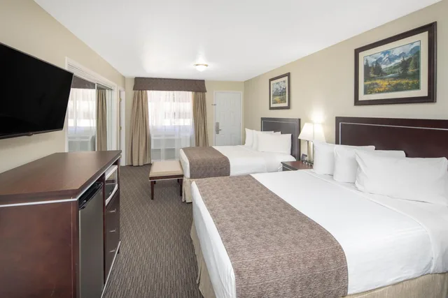 غرفة بسرير كينج وسرير كوين في الطابق الأرضي، Travelodge by Wyndham Golden Sportsman Lodge 6/15