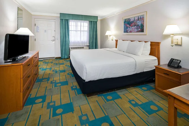 غرفة بسرير كينج، Days Inn by Wyndham San Diego Vista 6/10