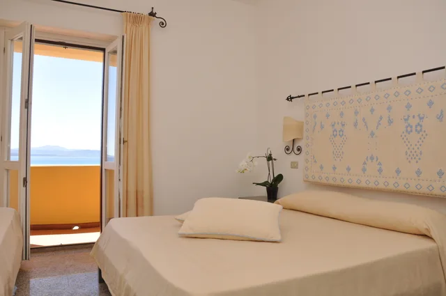 غرفة بسرير مزدوج بإطلالة على البحر، Castello Hotel Sardinia 2/6
