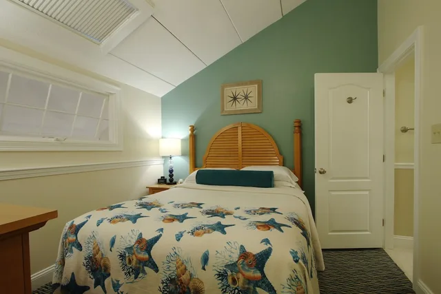 Queen Bed, Sofa, The Cove At Yarmouth 3/5