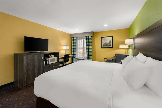 غرفة قياسية بسرير كينج، Quality Inn Warrensburg, MO 4/6