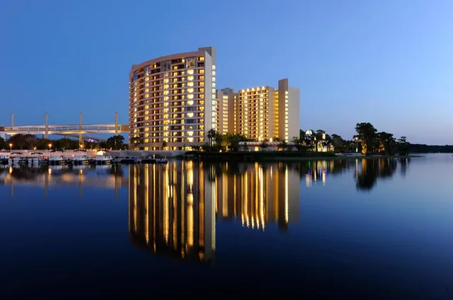 Deluxe, Studio, Queen Bed, Theme Park View, Accessible، Bay Lake Tower at Disneys Contemporary Resort 1/1