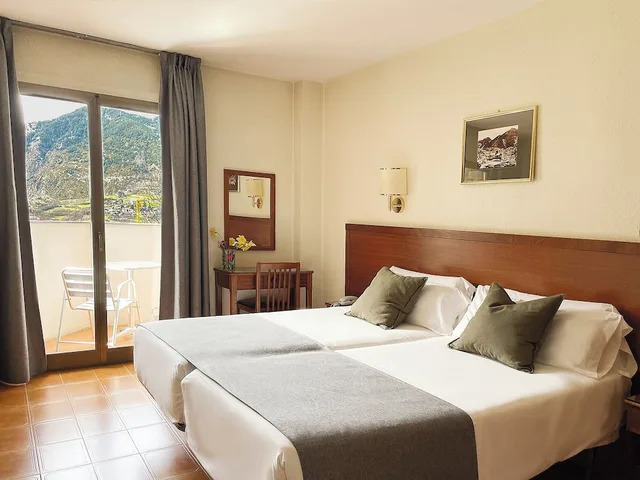 غرفة ثلاثية بسرير كوين وسرير فردي بإطلالة على الجبل، Pierre & Vacances Hotel Coray Andorra 1/6