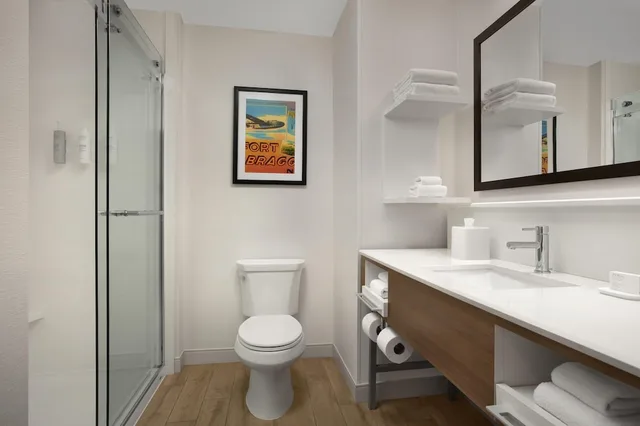 غرفة بسريرين كوين بحوض استحمام لذوي الإعاقة، Hampton Inn & Suites Fayetteville 9/10