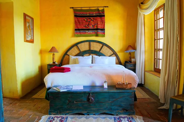 Junior Suite, King Bed, Private Bathroom, Courtyard Area، Hacienda Sepulveda Hotel Spa 3/10