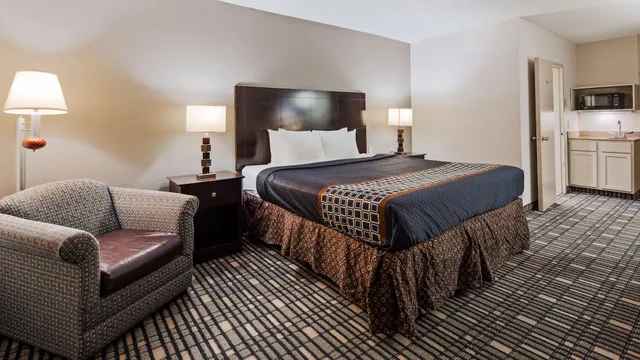 جناح بسرير كينج مع أريكة، SureStay Plus By Best Western Lubbock Medical Center 2/7