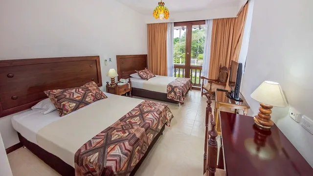 غرفة قياسية بسرير مزدوج وسرير فردي، Hotel Guadalajara Buga 1/3