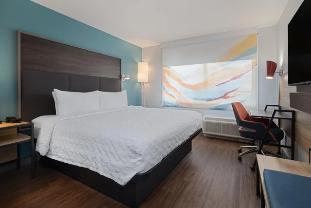 غرفة بسرير مزدوج لذوي الإعاقة، Tru by Hilton Miramar 4/6