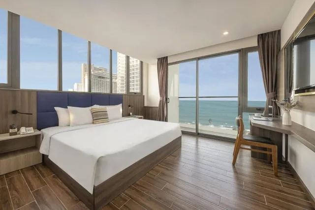 شقة بسرير كينج بإطلالة على البحر مع أريكة، Atlantic Nha Trang Hotel 1/1