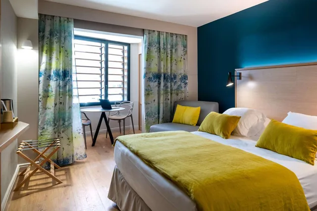 1 queen bed, non-smoking, superior room, sofabed, bay window, Best Western Montecristo 1/3