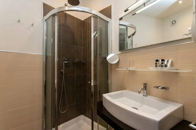 Standard, Double or Twin Bed, Square View، Hotel Mariver 7/7