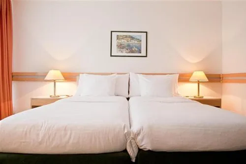 Room, Single, Double or Twin Bed، Drake Longchamp 1/2