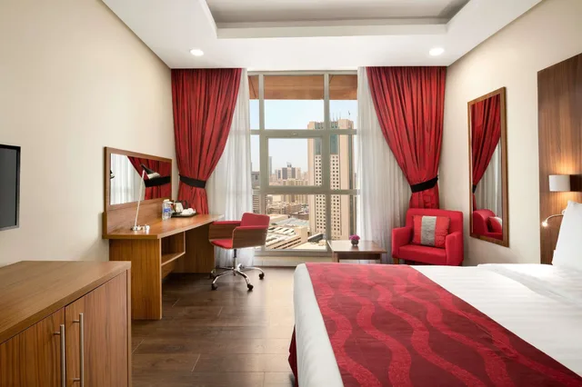 غرفة قياسية بسرير كوين للمدخنين، Ramada Encore By Wyndham Kuwait Downtown 1/4