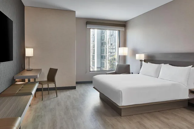 غرفة قياسية بسرير كينج مع أريكة بحوض استحمام لذوي الإعاقة، Ac Hotel By Marriott Sacramento 2/10