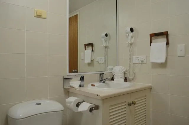 غرفة بسريرين منفصلين بإطلالة على الجبل، The Oceanfront 4/4