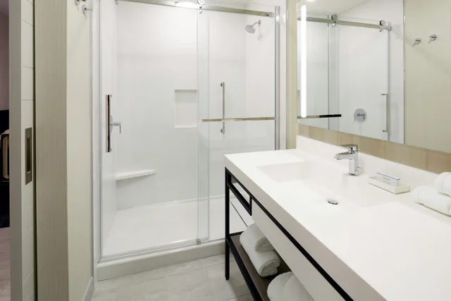 غرفة بريميوم بسرير كينج، Hilton Garden Inn Montreal Midtown 3/4