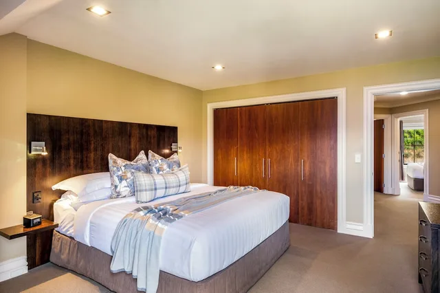 شقة فاخرة بسرير كينج وسريرين منفصلين بإطلالة على البحيرة بغرفتي نوم، Platinum Queenstown Villas 1/10