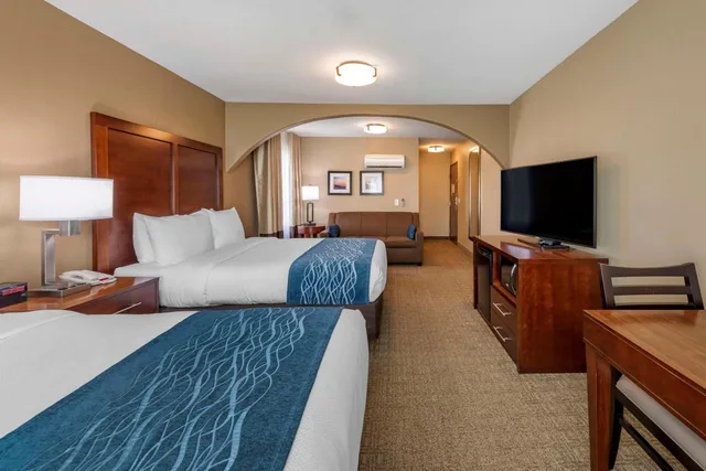 غرفة سوبيريور ركنية بسريرين كوين مع أريكة، Comfort Inn & Suites Ventura Beach 6/8