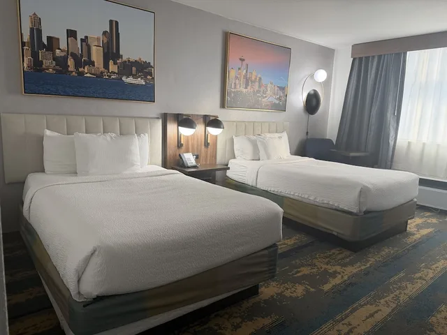 Room, King Bed, Accessible, La Quinta Inn & Suites by Wyndham Seattle Sea-Tac Airport 7/10